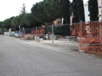 Campus, studenti sommersi da immondizia e rifiuti